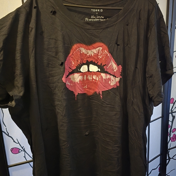 Torrid DISTRESED Black T-Shirt with Red Lips Graphic SIZE 5 - Picture 3 of 3